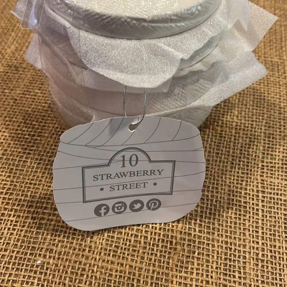 NWT Mummy measuring cups